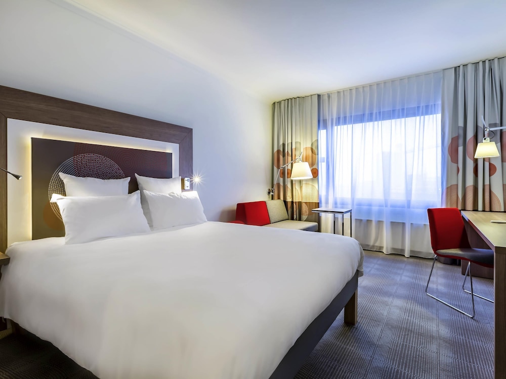 Executive, Queen Bed, City View