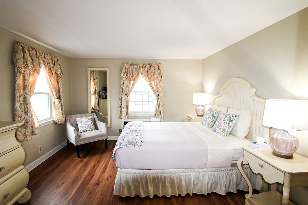 Colonial Inn Seekonk 32/58
