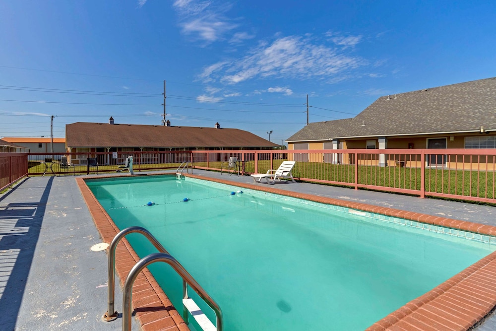 Econo Lodge Pryor 35/58