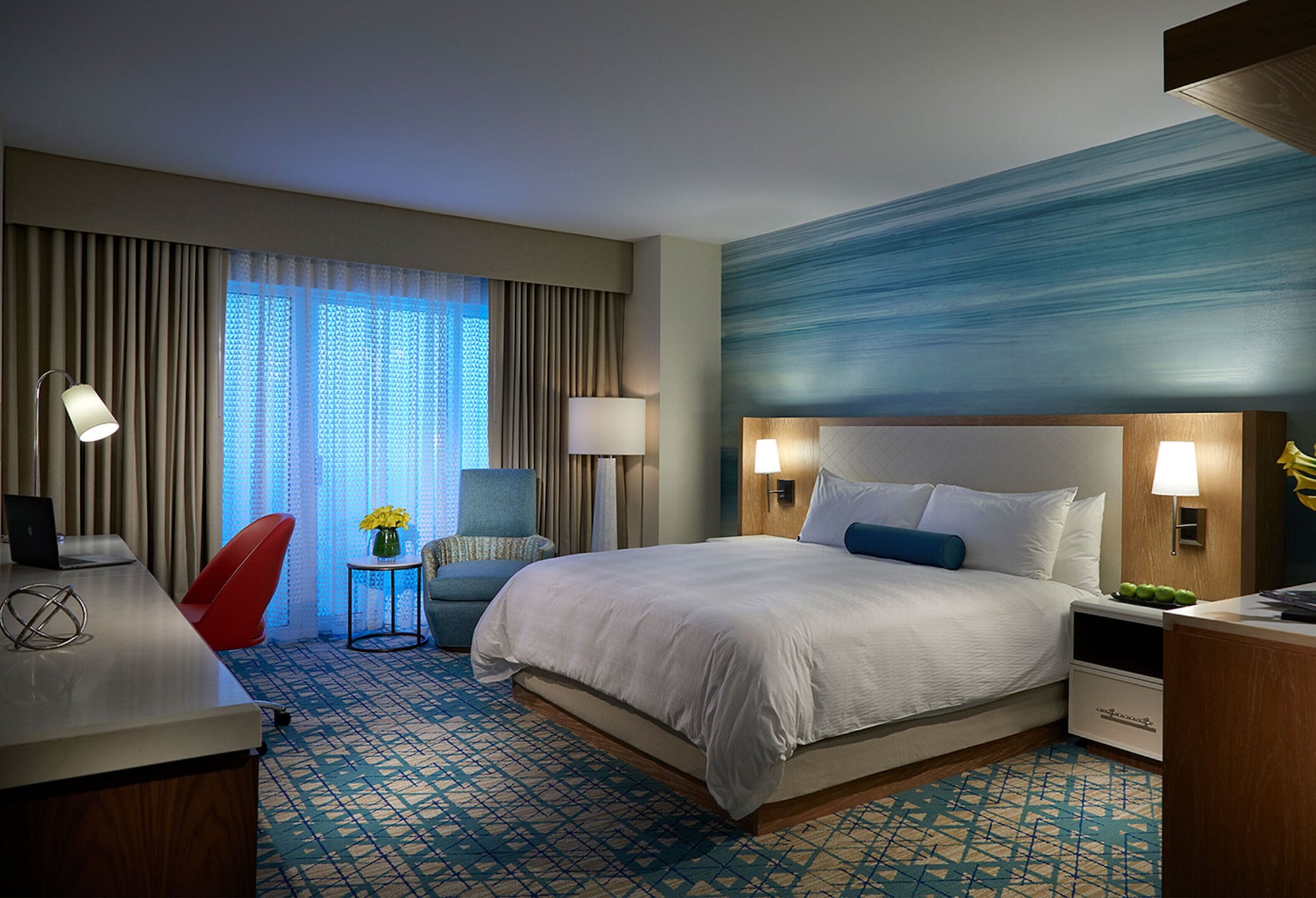 DELUXE, KING BED