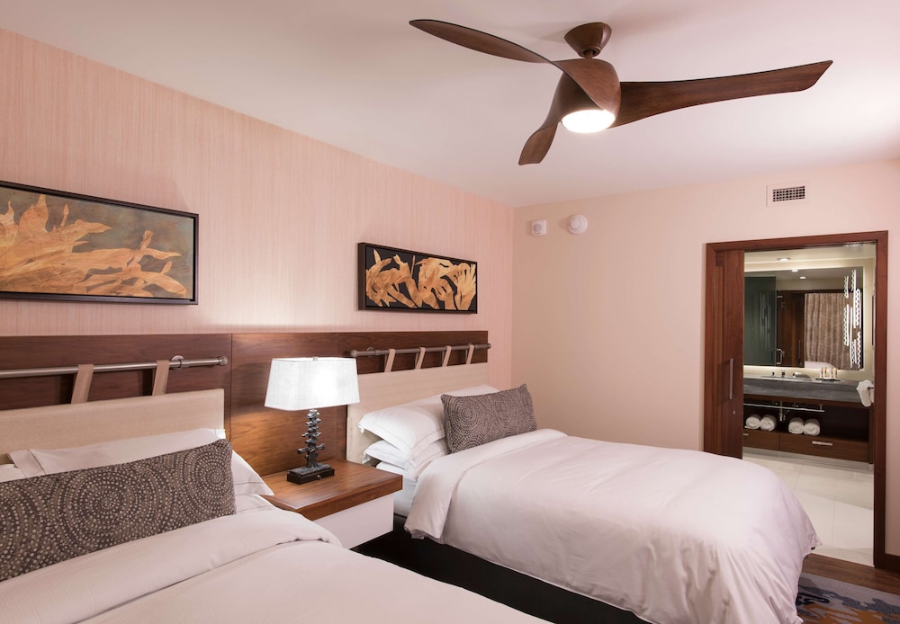 1 BEDROOM, SUITE, 2 DOUBLE BEDS, RESORT VIEW, SOFA