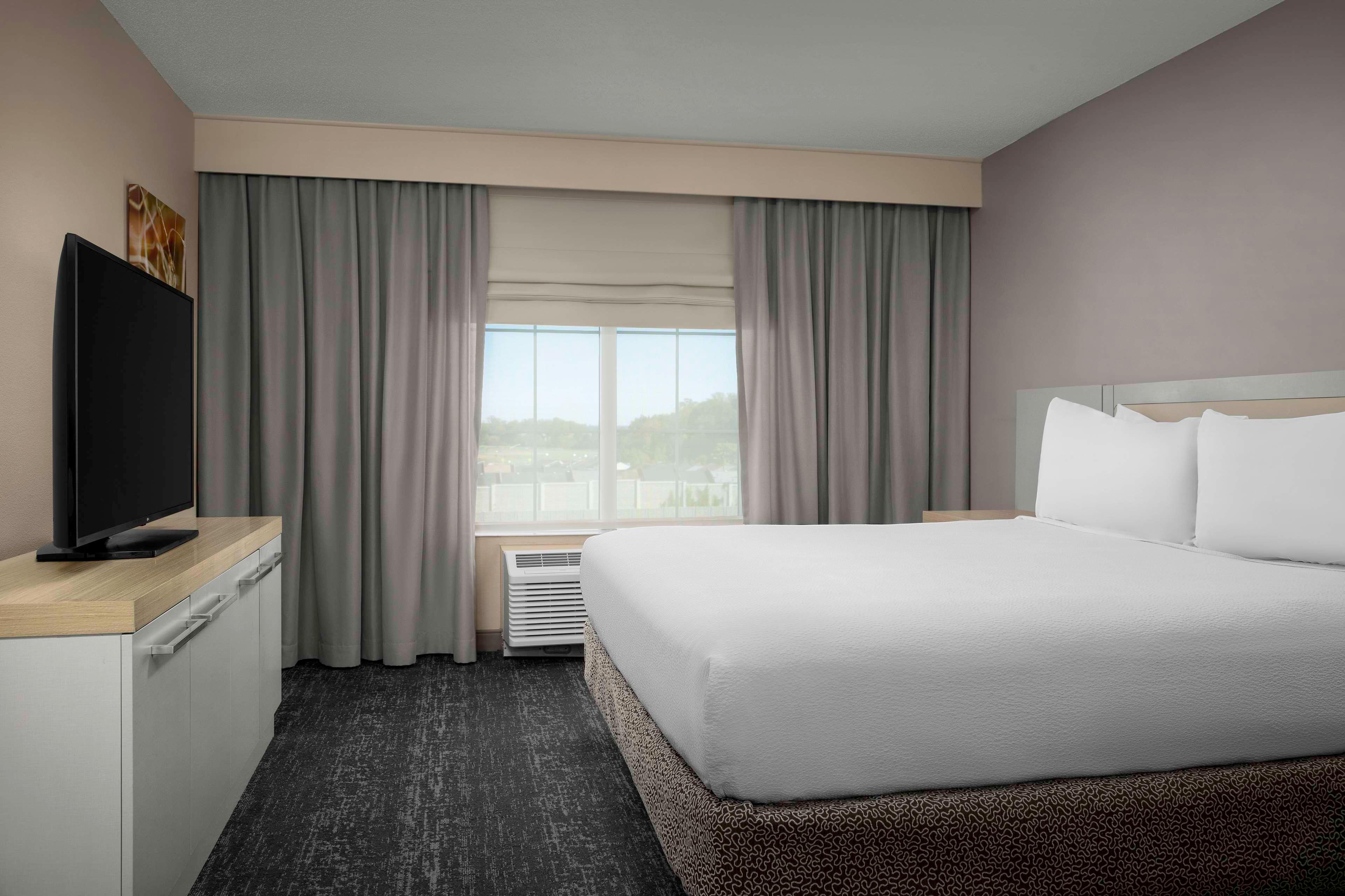 ROOM, KING BED, JETTED TUB