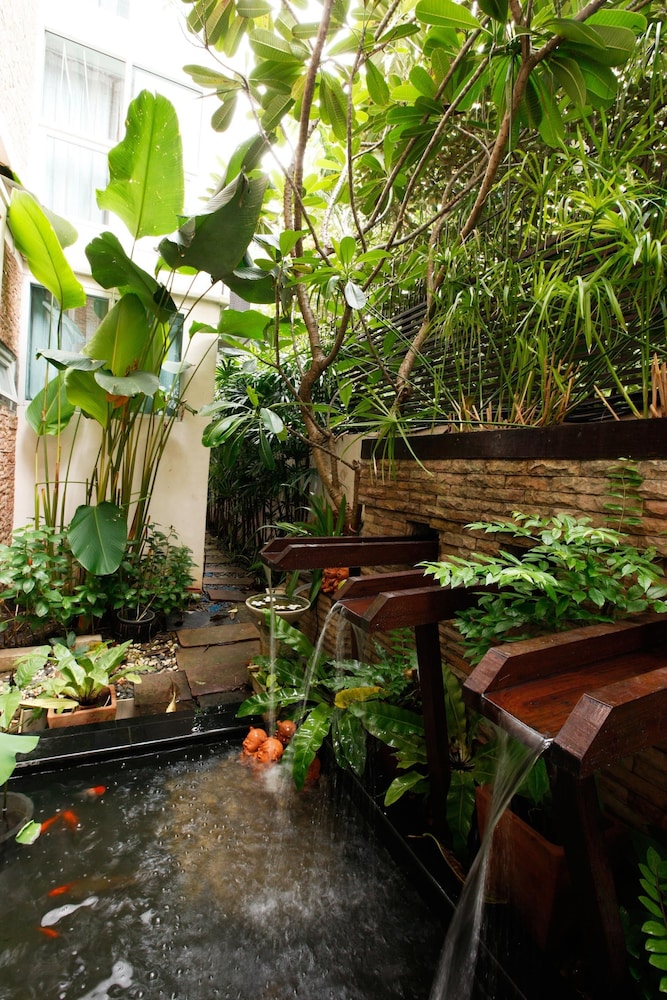 Mirth Sathorn Hotel 34/39