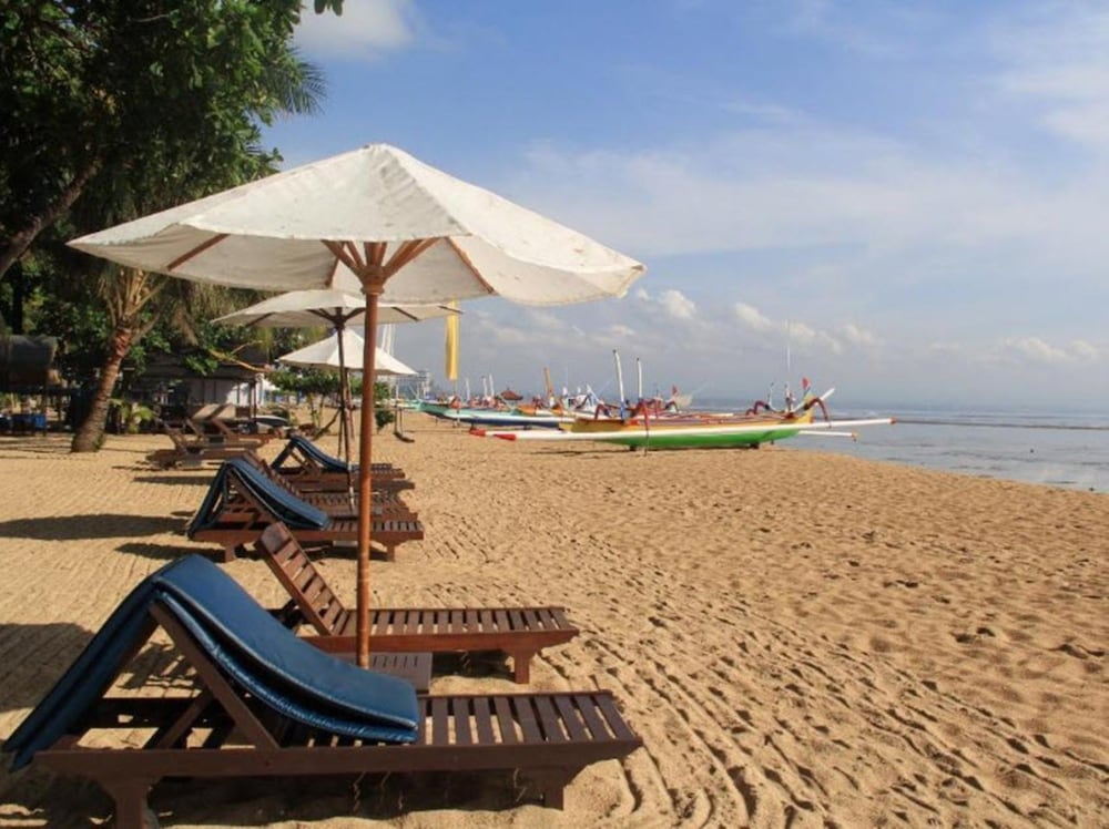 BESAKIH BEACH HOTEL 46/67