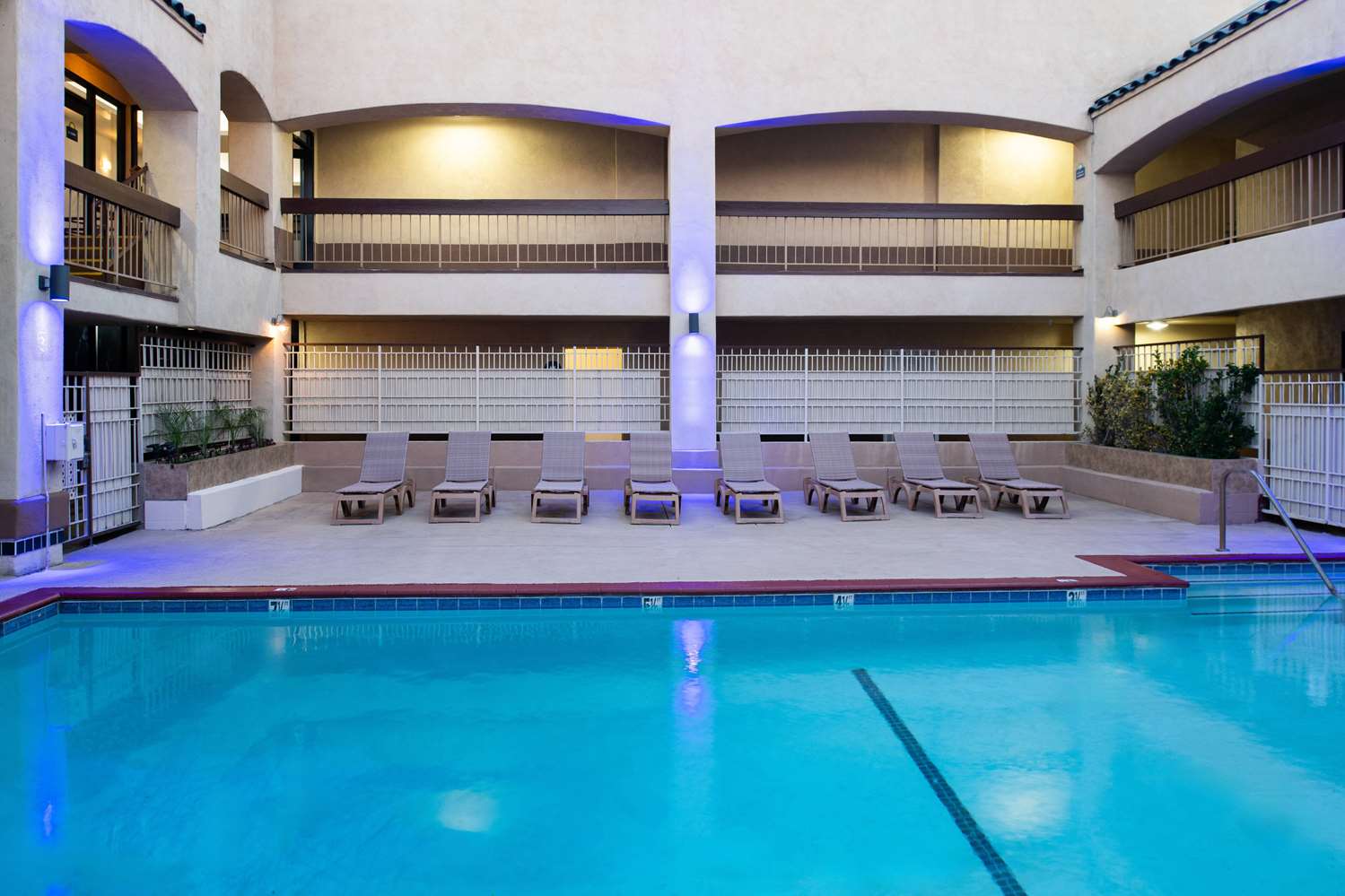 Days Inn & Suites By Wyndham Artesia 4/37