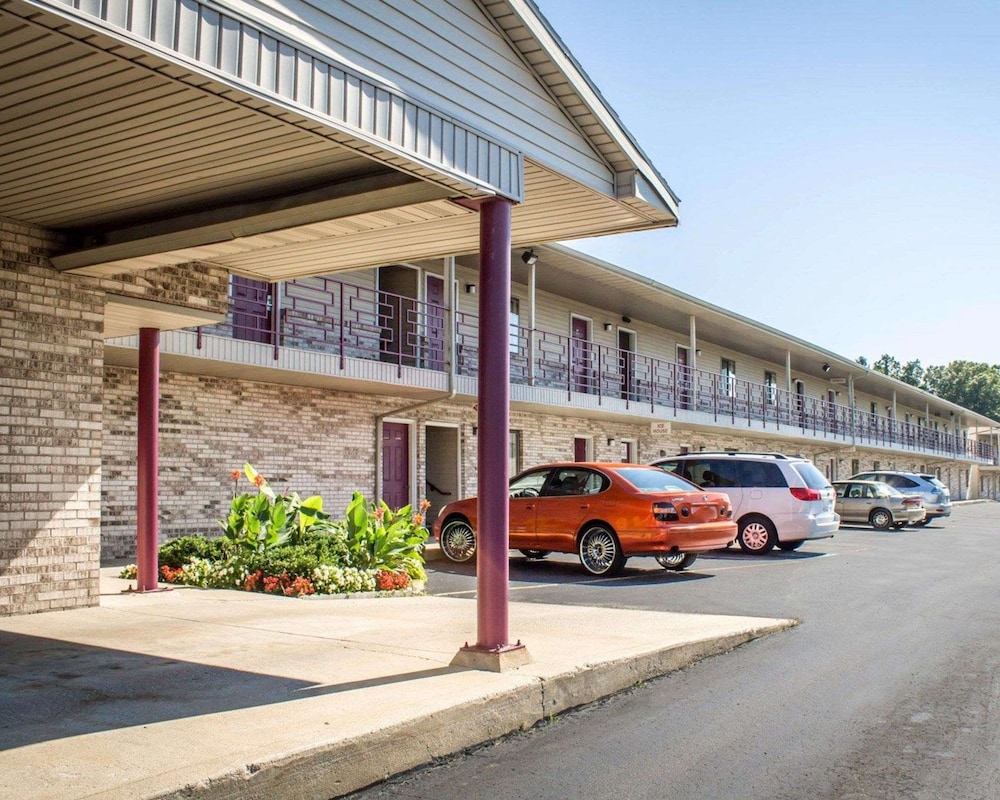 Econo Lodge Elkhart North 27/27
