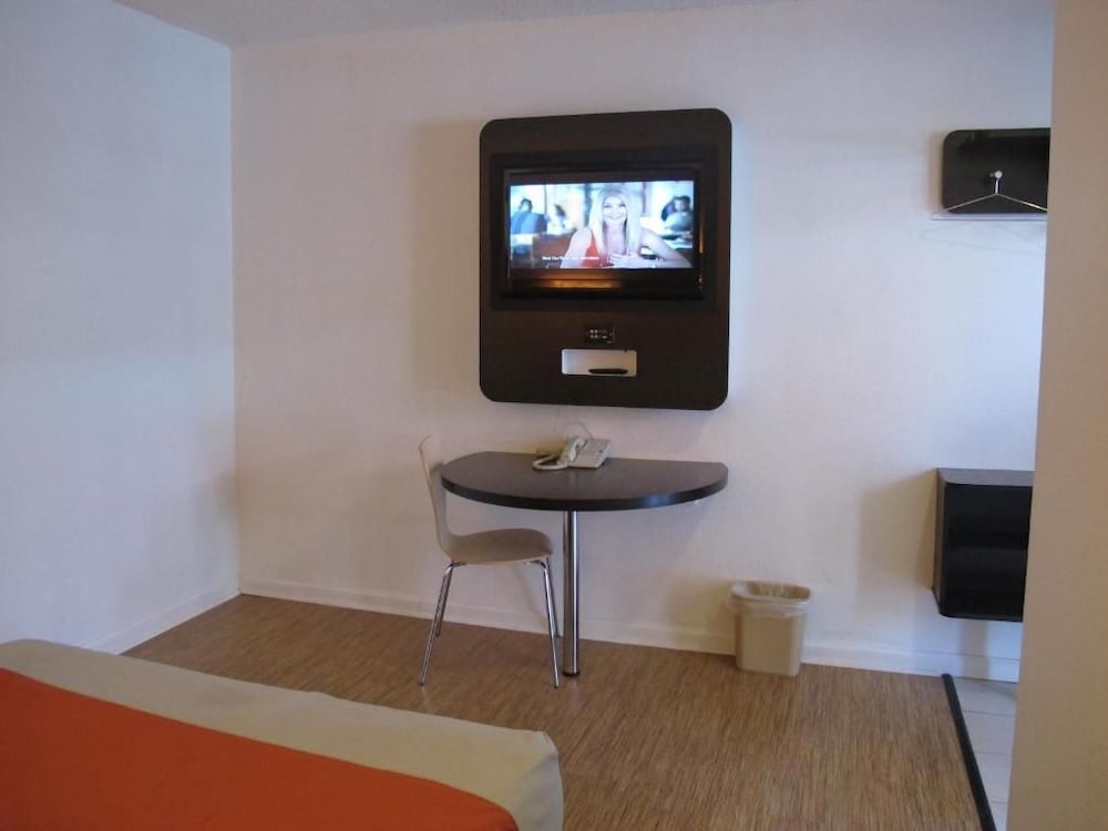 Motel6 Baltimore MD 33/44