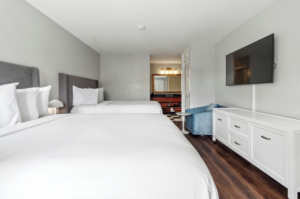 STANDARD, 2 QUEEN BEDS