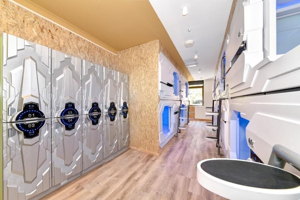 Space Q Capsule Hotel 32/32