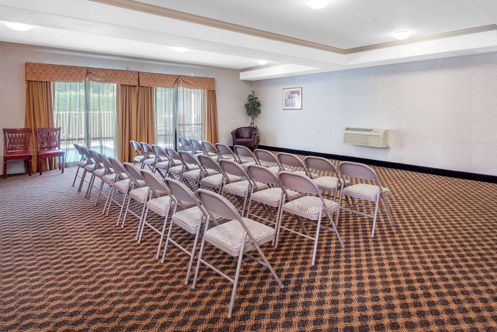 Howard Johnson by Wyndham Pico Rivera Hotel & Suites 23/26