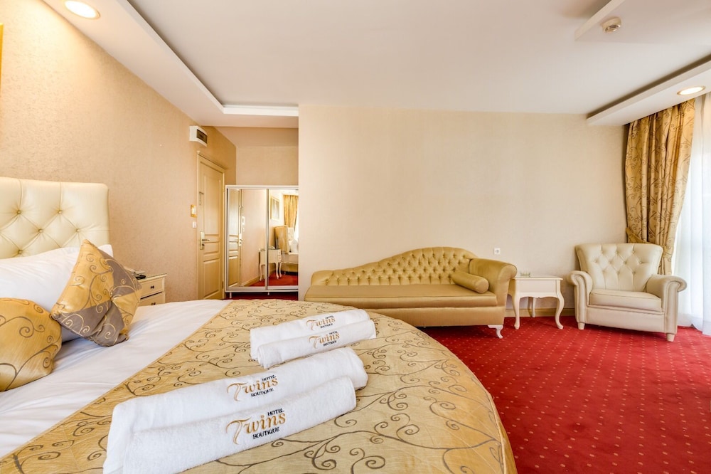 Twins Hotel 10/29