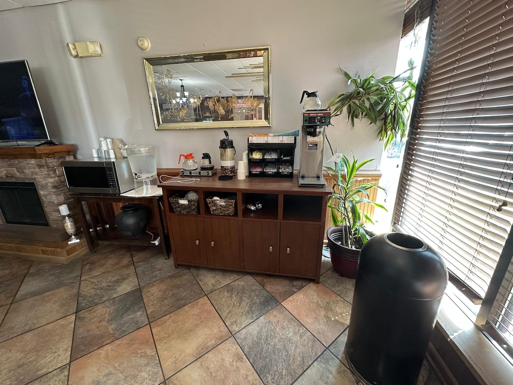 Hotel Red Rose by Townhouse Covington I-64 10/56