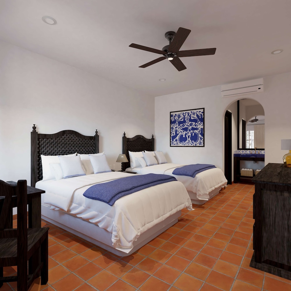 DELUXE, 2 DOUBLE BEDS