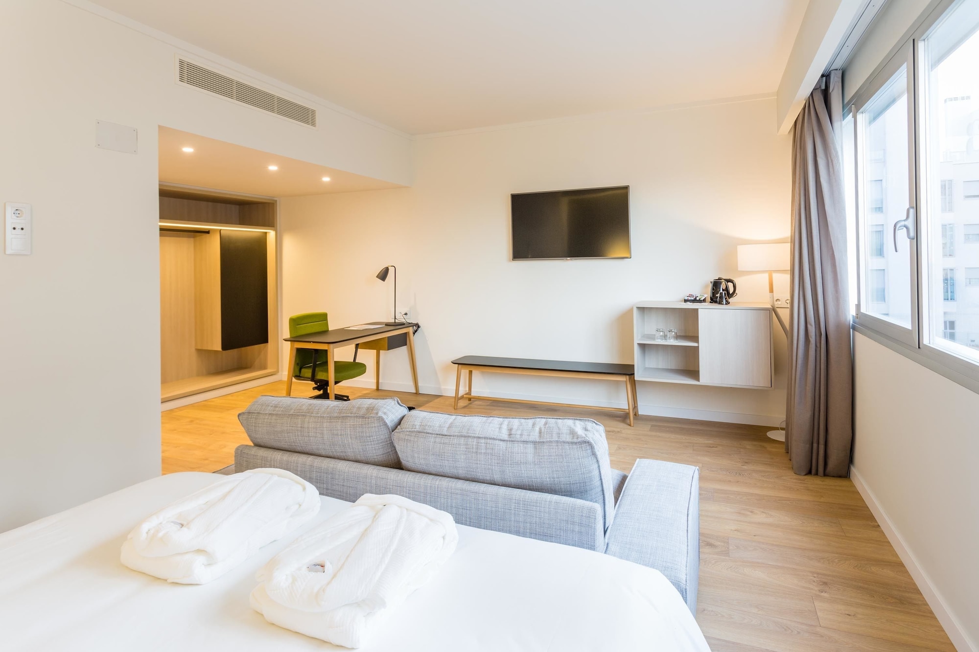 DELUXE, DOUBLE BED