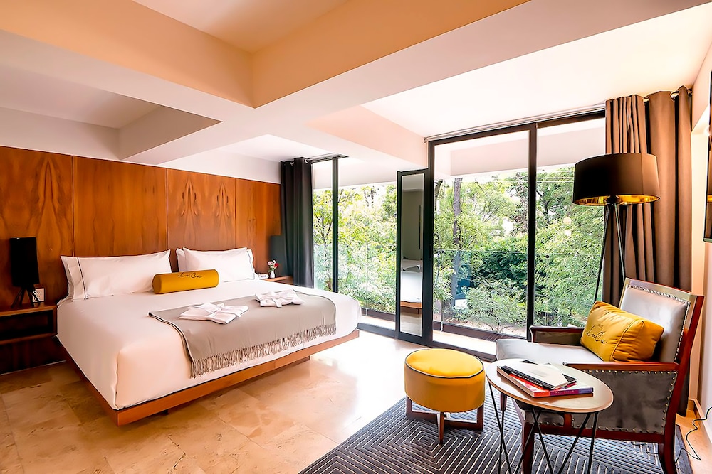 SUITE, PARK VIEW, BALCONY