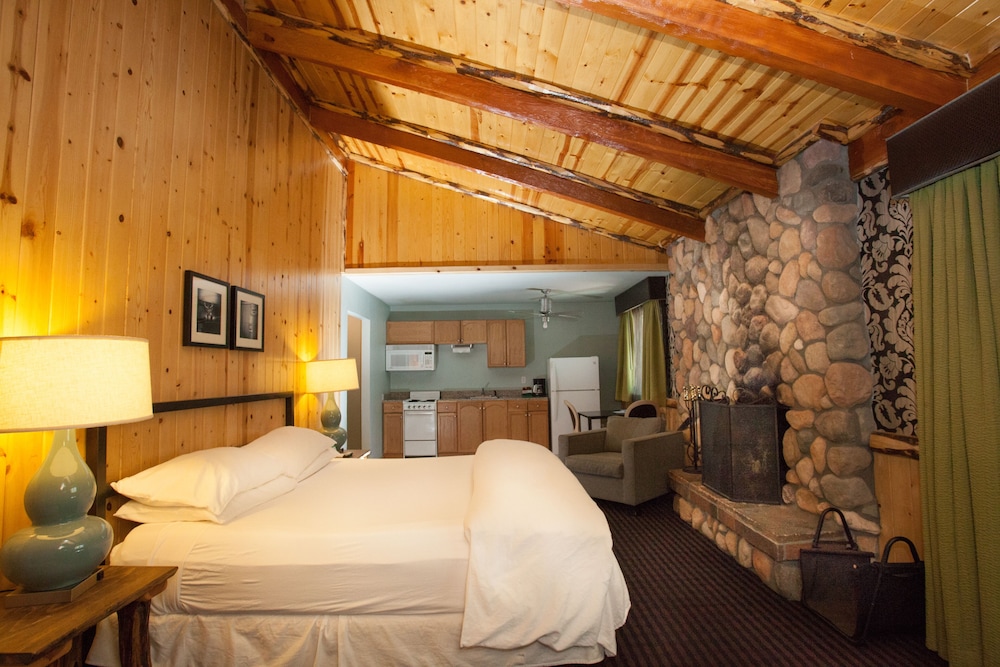 STUDIO, SUITE, KING BED