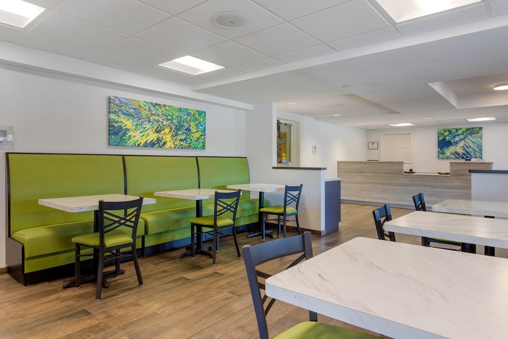 Econo Lodge Hicksville - Long Island 15/25