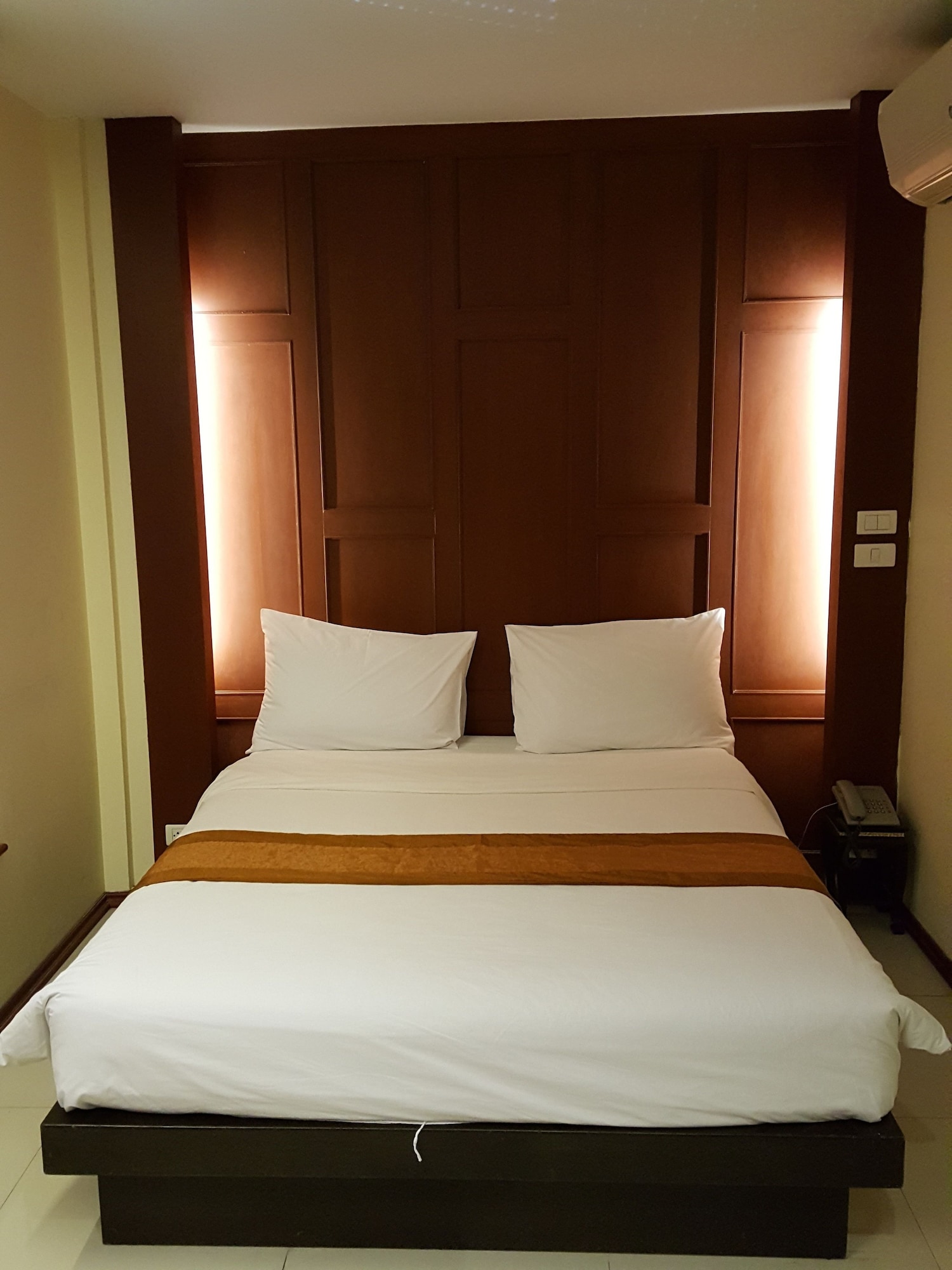 Deluxe, Queen Bed, No Window