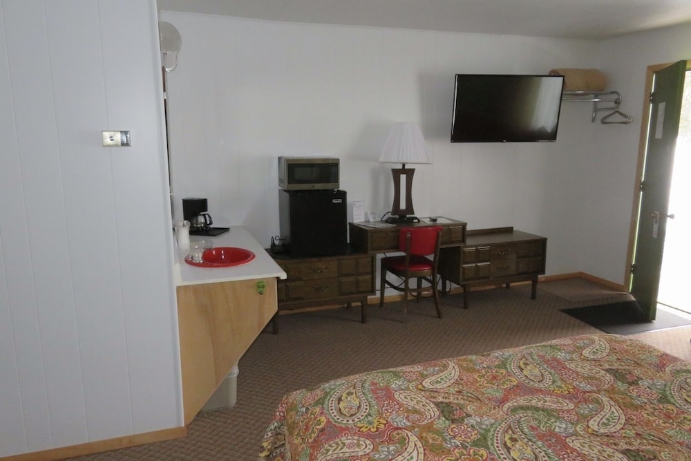 Cedars Motel 42/72