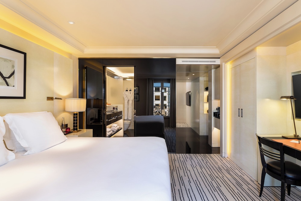 SUITE, KING BED, CITY VIEW, TERRACE
