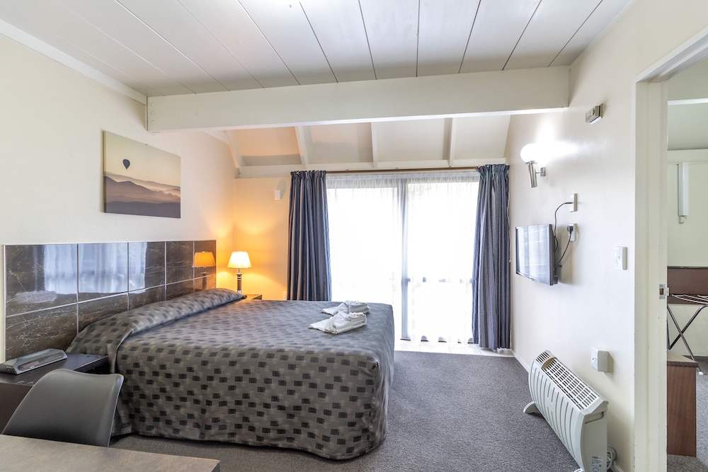 Admirals Motor Inn 27/77