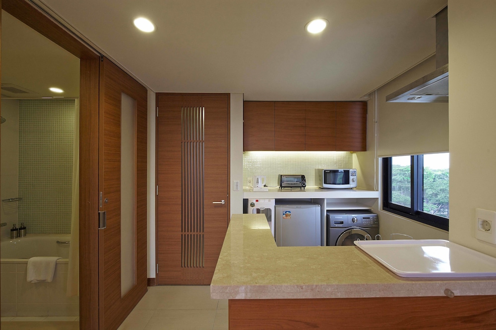 Axia South Cikarang Service Apartment 68/75
