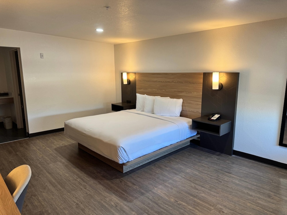 غرفة قياسية بسرير كوين، Rodeway Inn & Suites Rancho Mirage - Palm Desert Area 3/9