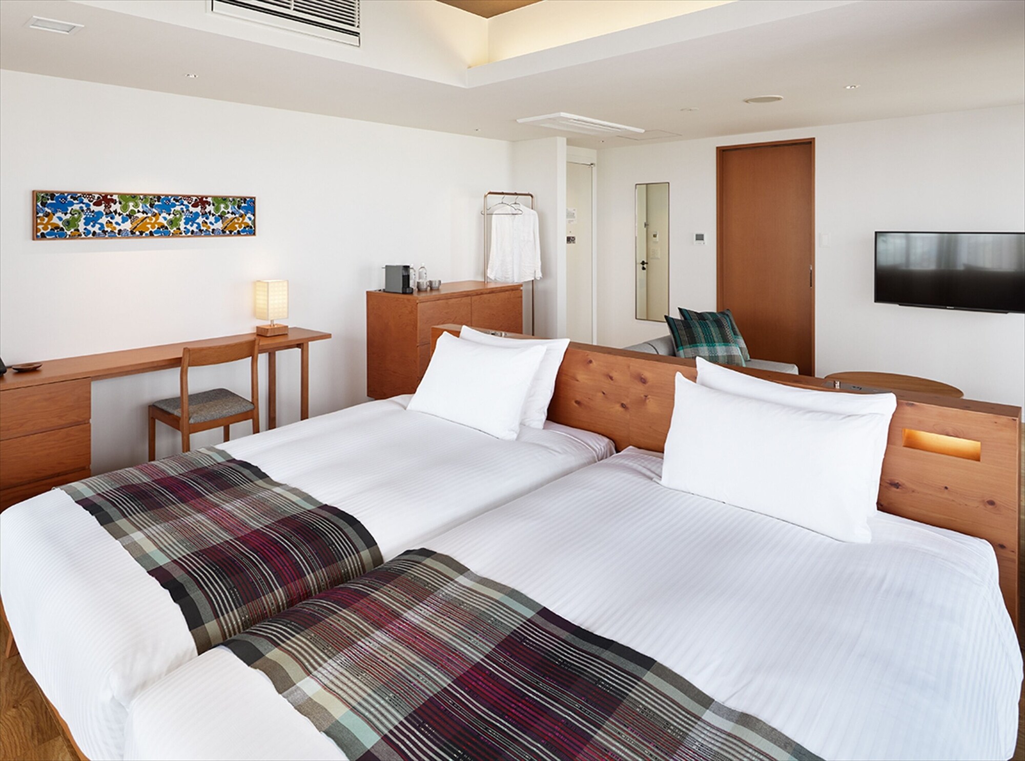 DELUXE, TWIN BEDS, SOFA, CORNER