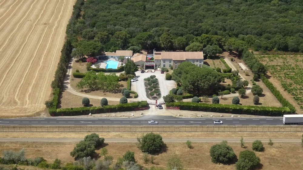 LES AUBUNS COUNTRY HOTEL 37/45