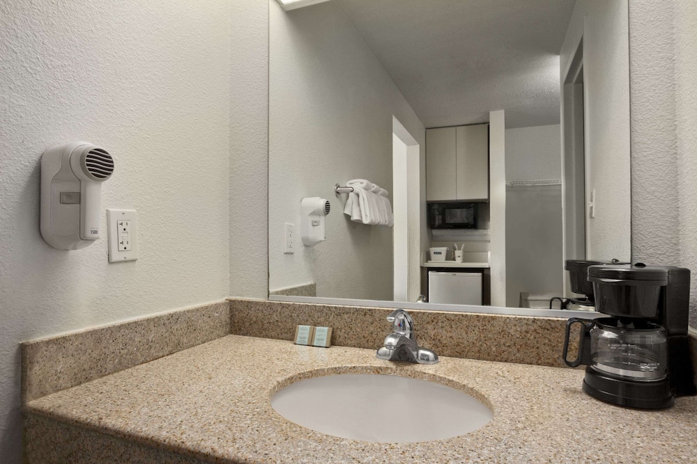 غرفة بسريرين مزدوجين بإطلالة على المسبح، Travelodge by Wyndham Outer Banks/Kill Devil Hills 5/9