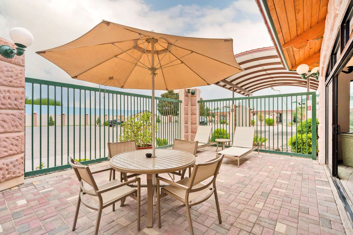 Best Western Plus Swiss Chalet Hotel & Suites 27/40