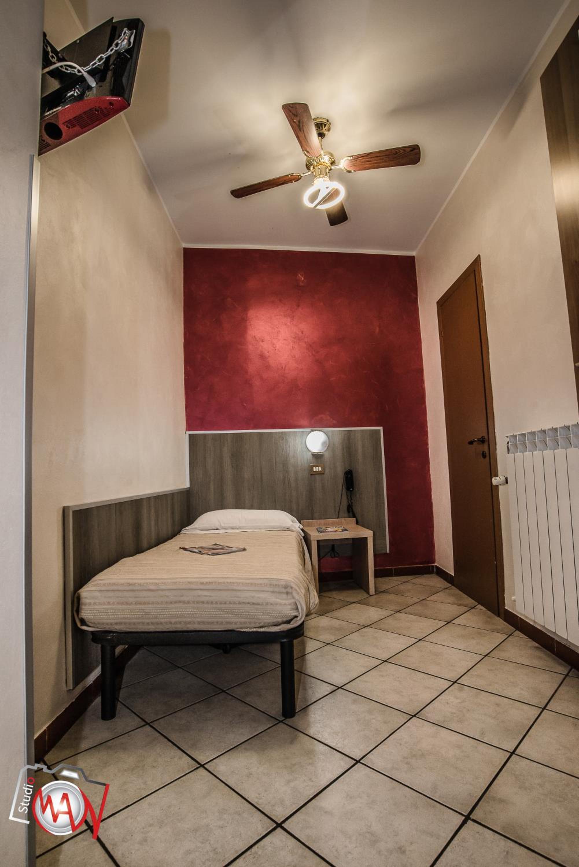 ROOM, SINGLE