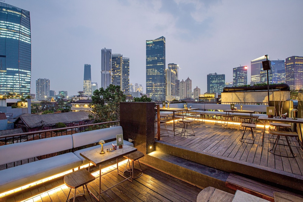 MIERS Kuningan, ARTOTEL Curated 32/38