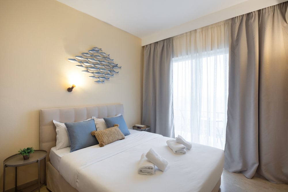 Aurora Beach Hotel 8/50