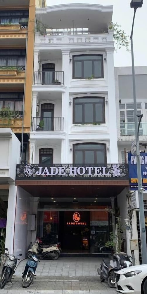 Jade Hotel 3/62