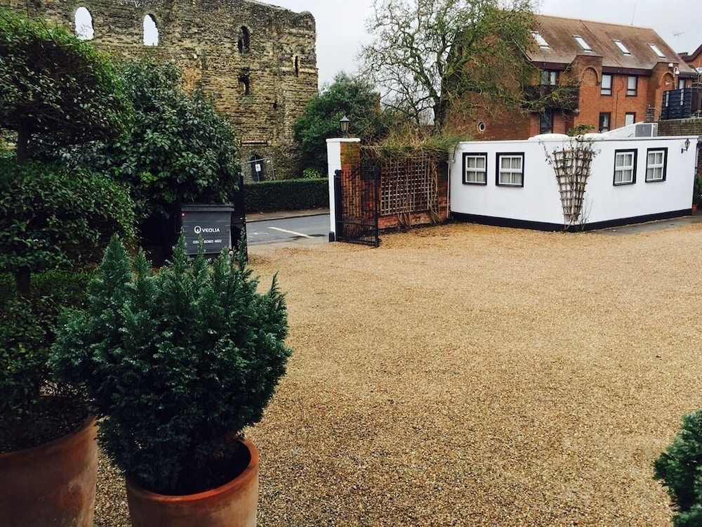 Castle House 16/17