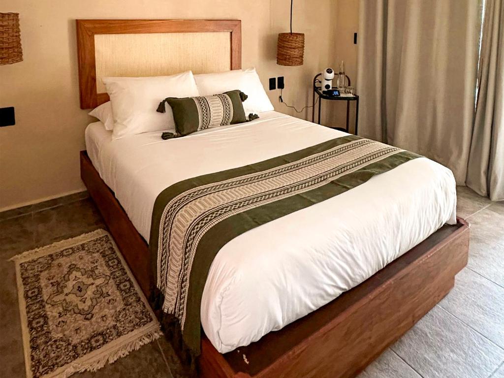 Standard, Queen Bed