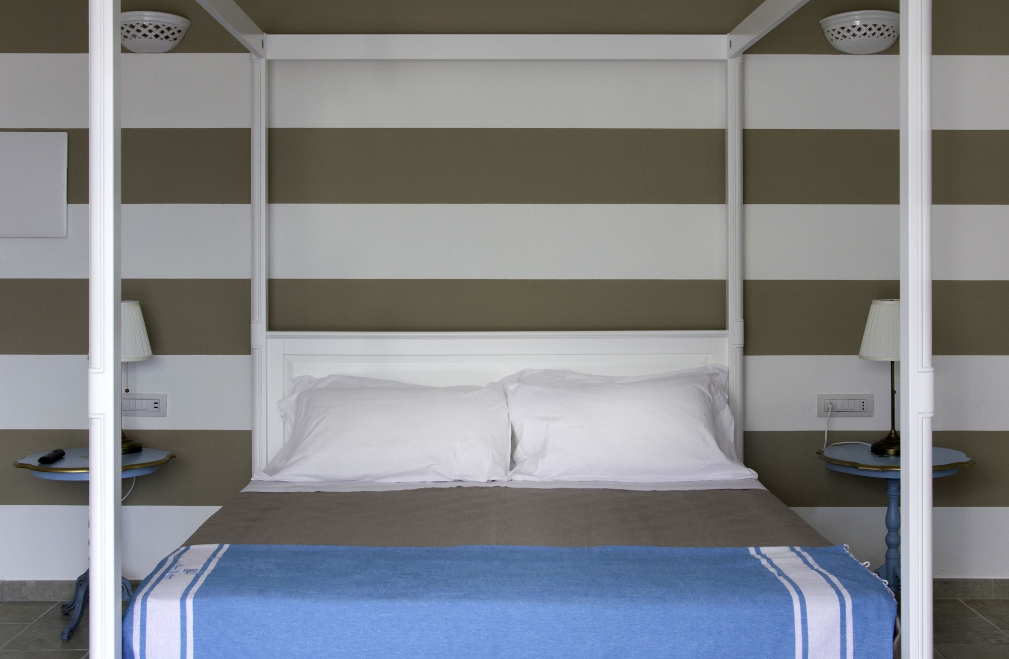 LUXURY, SUITE, KING BED, SOFA, HOT TUB, GROUND FLOOR