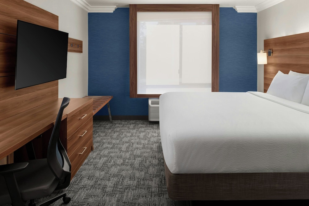 Holiday Inn Express Suites Rancho Cucamonga 17/57