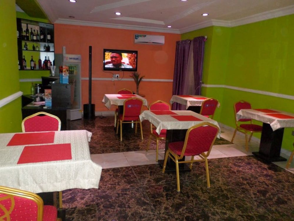 B's Hive Hotel & Suites 18/30