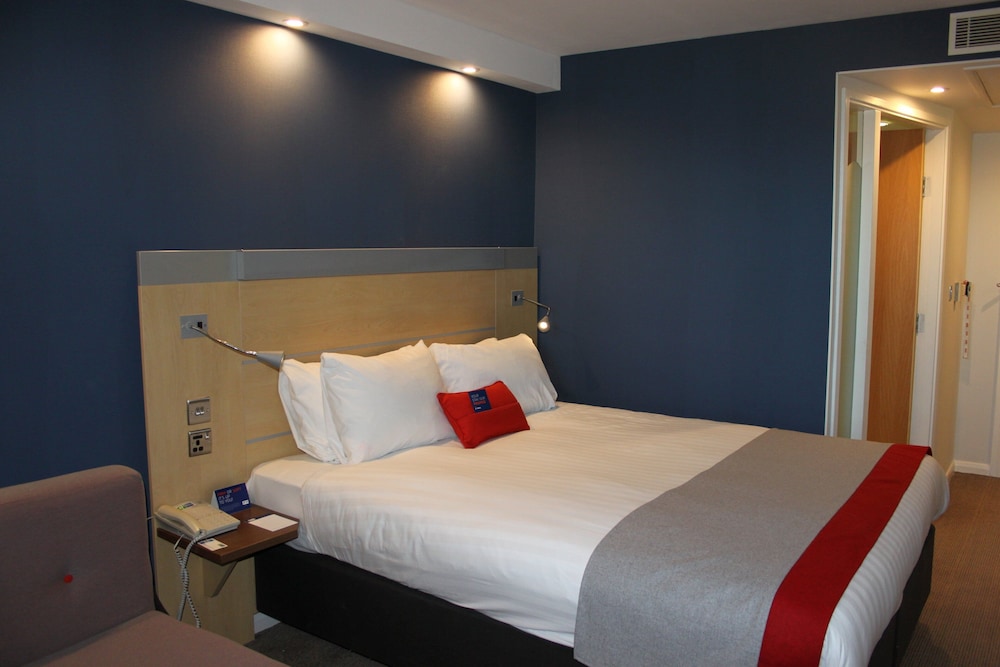 Holiday Inn Express Cardiff Airport 8/27