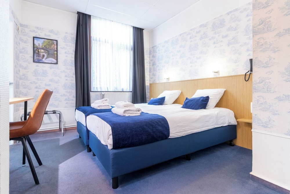 ROOM, TWIN BEDS
