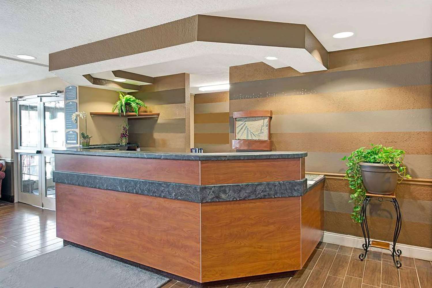 Super 8 by Wyndham San Antonio Downtown NE 2/8