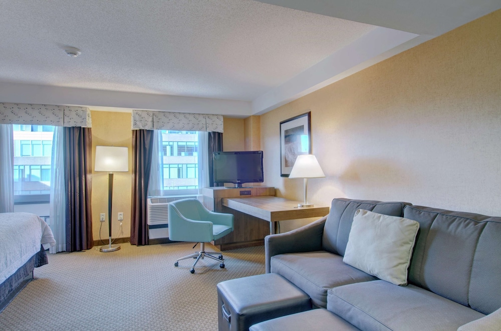 Hampton Inn and Suites Boston-Crosstown Center 38/49