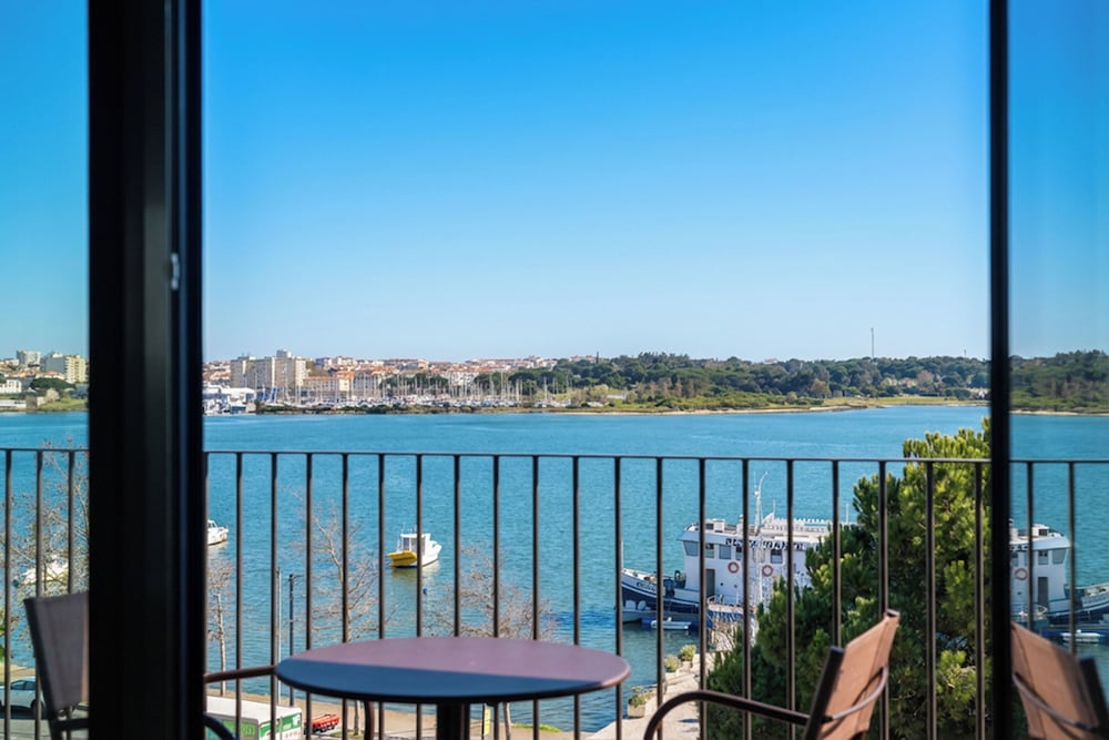 Upon Harbor - Seixal Bay Hotel 46/50