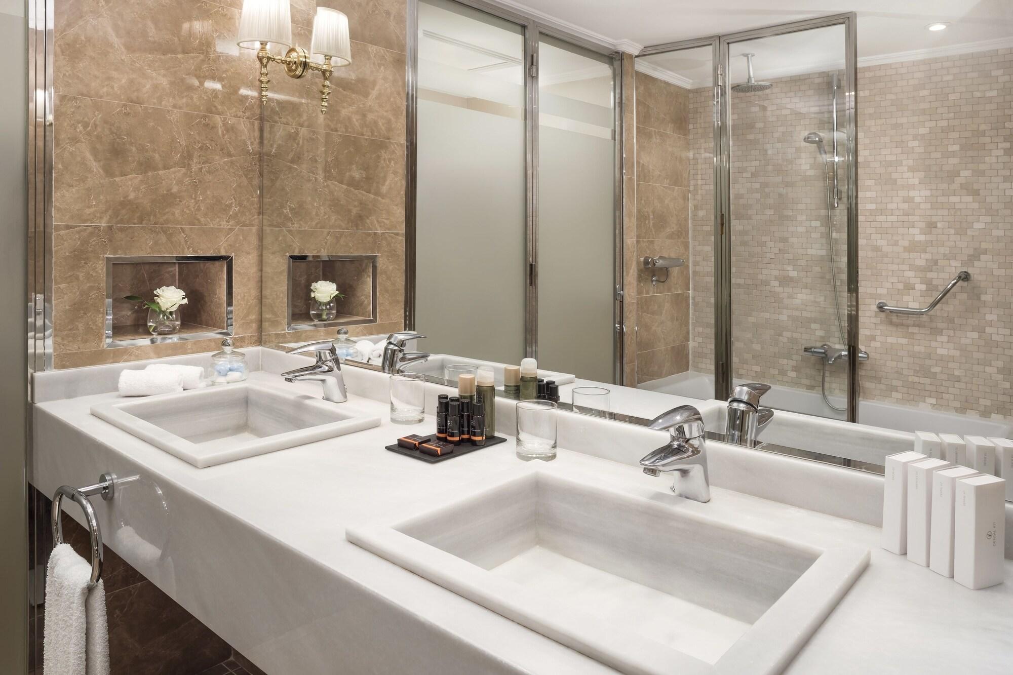 Grand, the Level, Suite, Lounge Access