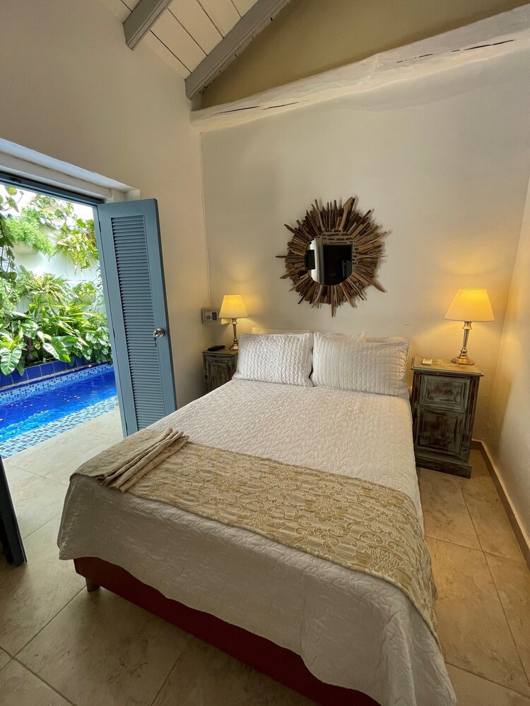 CLASSIC, DOUBLE BED, POOL VIEW