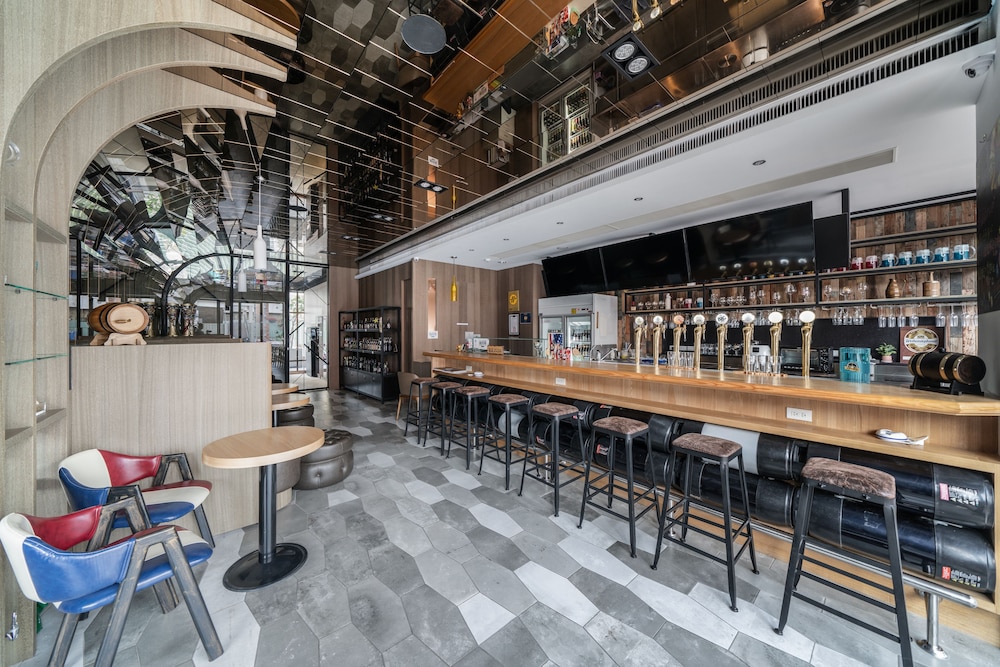 Beer Hotel 18/83