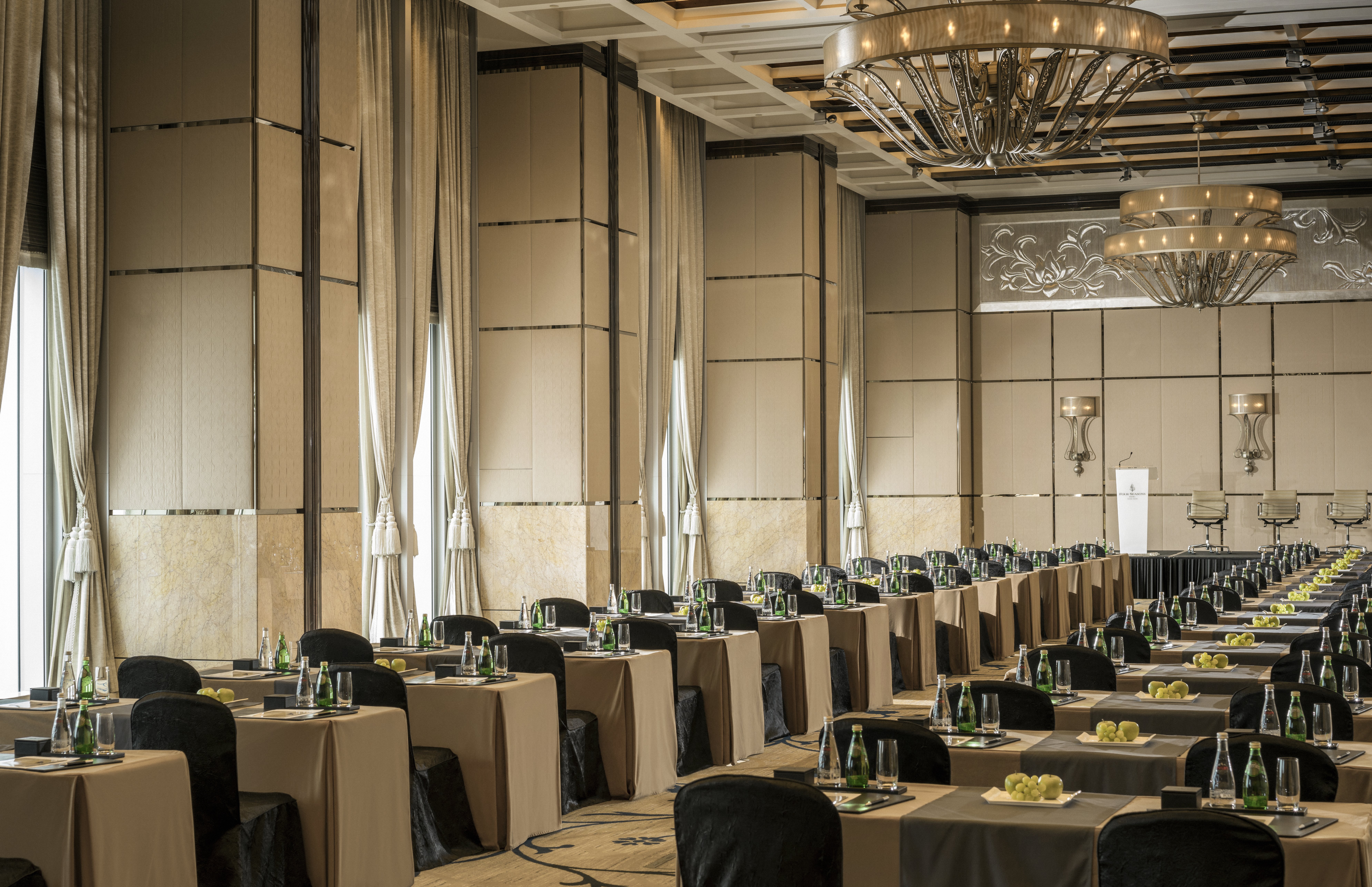 Four Seasons Hotel Hong Kong 67/76
