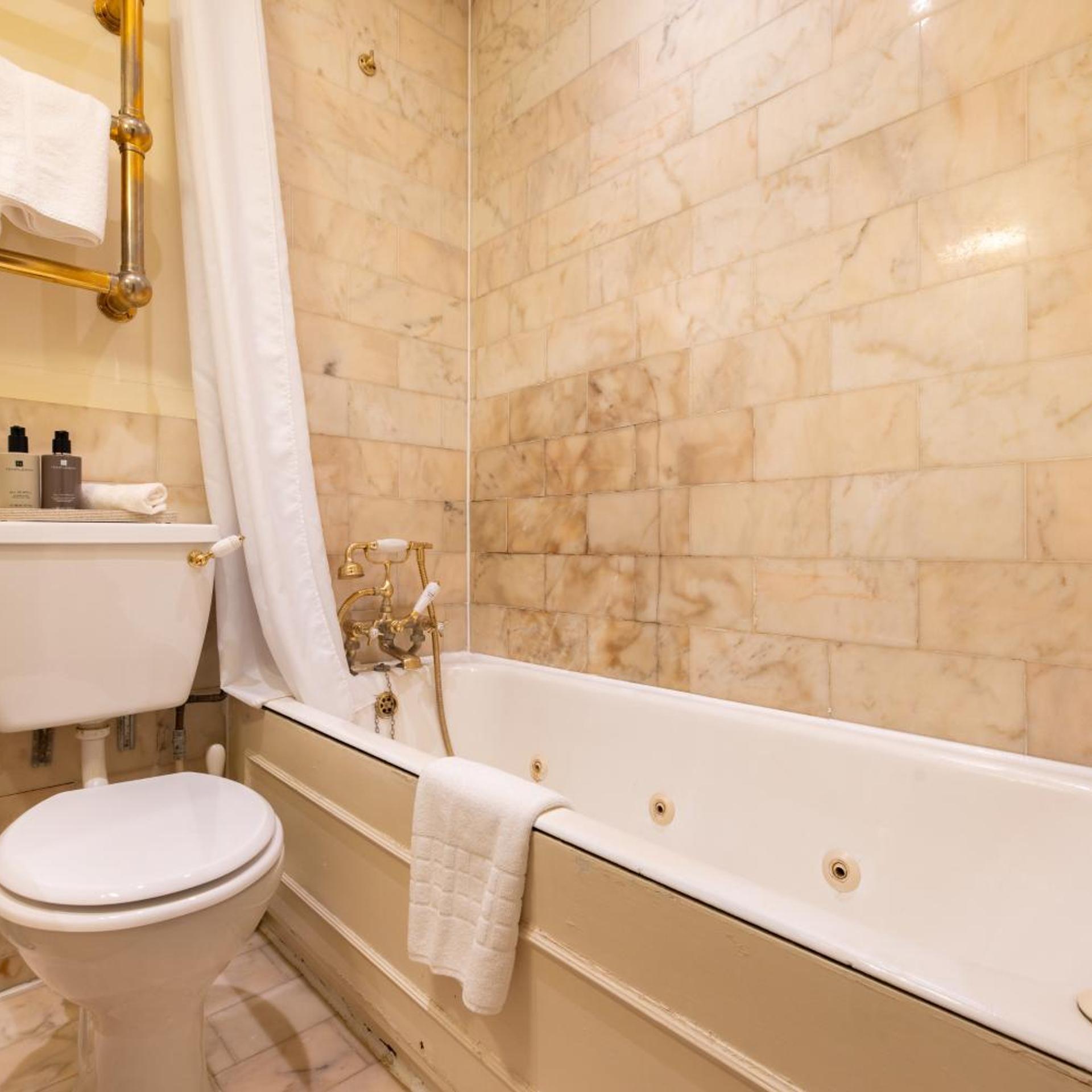 جناح جونيور، Abbey Court Hotel Notting Hill 3/4